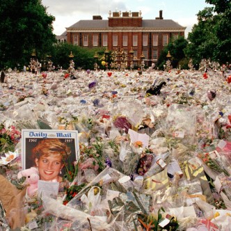 Flowers and mourners outside Kensington Palace in the days following the funeral of Princess Diana, in London, England, September 1997. Jeremy Sutton-Hibbert / Alamy Stock Photo